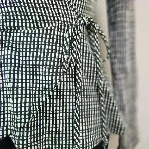 NWT‎ Caution To The Wind Medium Black/White Stretch Knit Peplum Top Deep V Neck - Picture 6 of 6